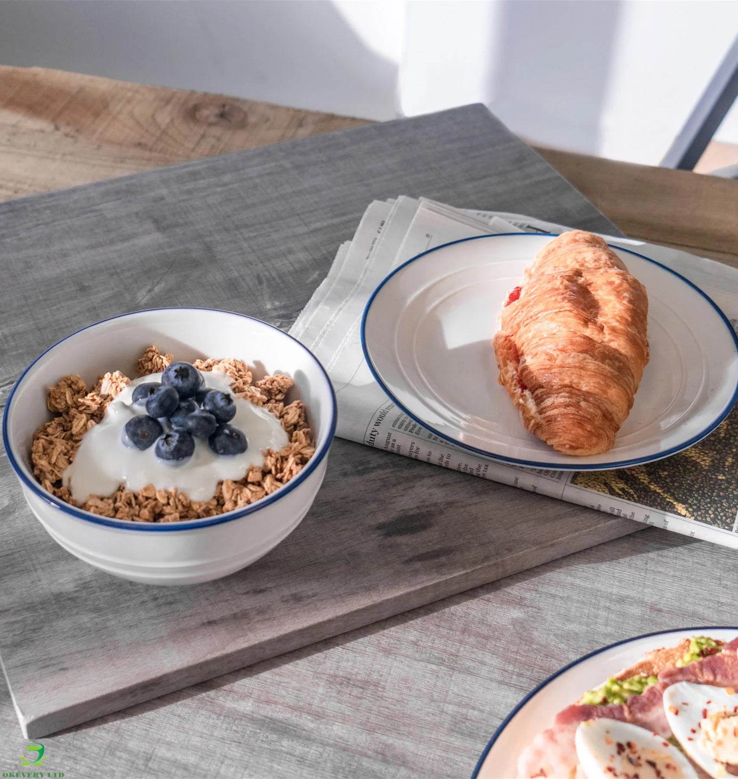 Brea 18-piece porcelain dinnerware set