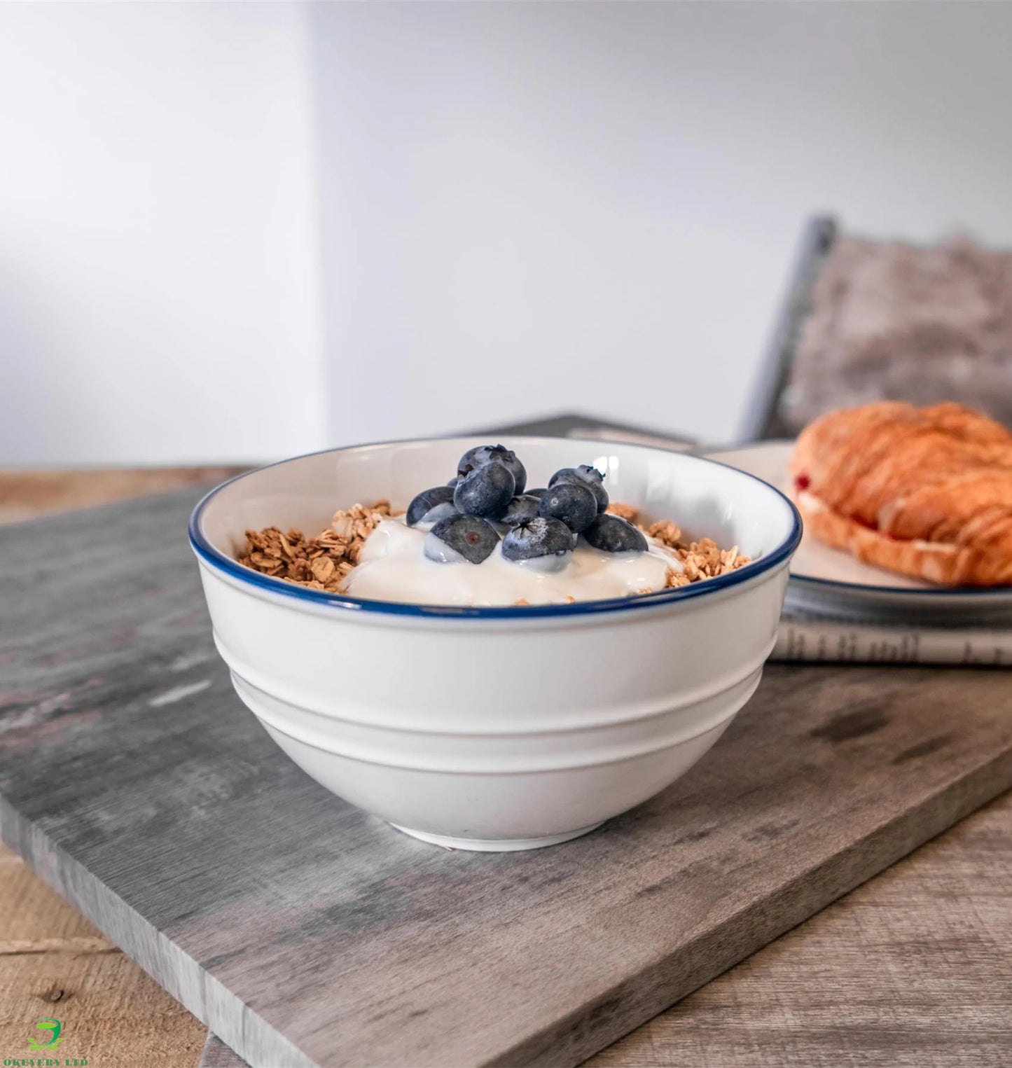 Brea 18-piece porcelain dinnerware set